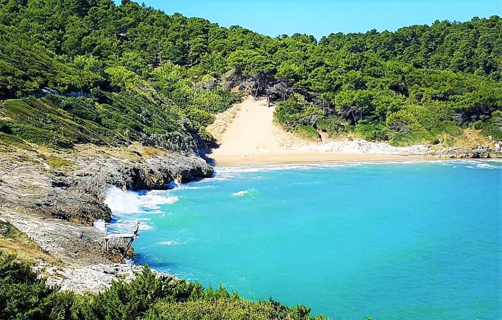 spiaggia stretta